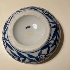 ブルーの柄の深い器の画像