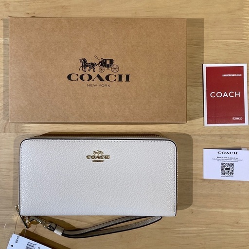 コーチ　ファスナー付ホワイト長財布D①【新品未使用】