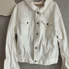 ホワイトデニムジャケットの画像