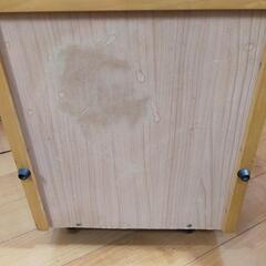 机の下移動可能な収納家具の画像