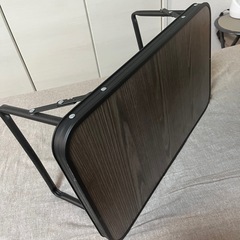 避難グッズとしてもどうでしょうか？KingCampのコッドと、小さなテーブルの画像