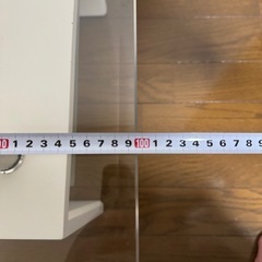 白いガラステーブルの画像
