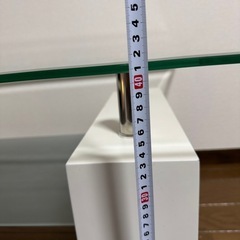 白いガラステーブルの画像