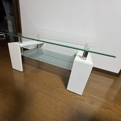 白いガラステーブルの画像