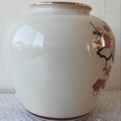 美品 九谷焼 花瓶 梅の老木の枝に梅の花と蕾の画像