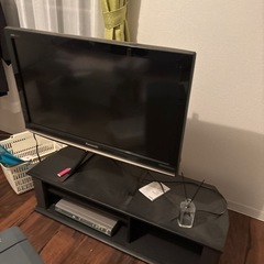 テレビとテレビ台とDVDプレーヤーの画像