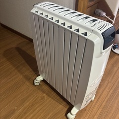 DeLonghi デロンギ オイルヒーター ホワイト キャスター付きの画像