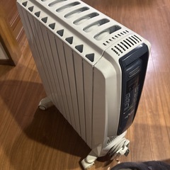 DeLonghi デロンギ オイルヒーター ホワイト キャスター付きの画像