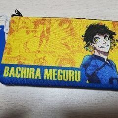 【新品未使用】ナムコ限定ブルーロック 蜂楽 廻、タオル&人気サッカー漫画『ブルーロック』のキャラクター「蜂楽廻（ばちら めぐる）」がデザインされたフラットポーチの画像
