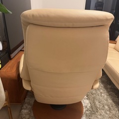 カリモク　ザファースト　セーヌホワイト　　オットマン付　購入金額40万程　Mサイズ　　ヘッドカバー付き！の画像