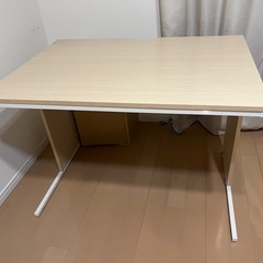 オフィスデスクの画像