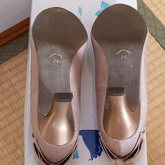 【24cm】パンプス　ベージュ　光沢の画像