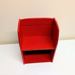 赤い小さなラック(木製)の画像