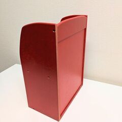 赤い小さなラック(木製)の画像