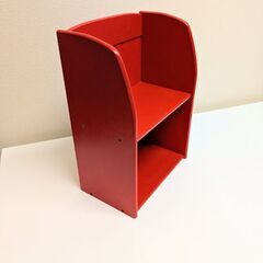 赤い小さなラック(木製)の画像