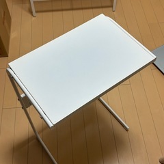 イケア　ベッドテーブルの画像