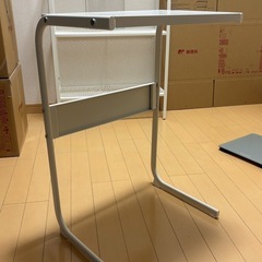 イケア　ベッドテーブルの画像