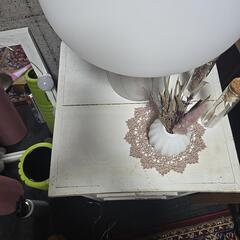 アンティークなサイドテーブルの画像