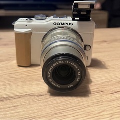 (最終値下げ)OLYMPUS PEN  E-PL1 レンズキットホワイト(箱付き)の画像