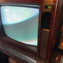レトロなブラウン管テレビの画像