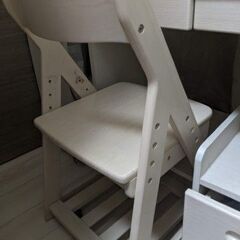 ニトリ学習机セット 机・椅子(ネジ一本欠け)・ワゴンの画像