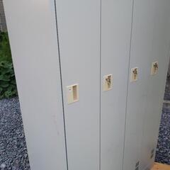 ４連更衣ロッカー(訳あり)の画像