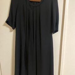 女性用の黒いワンピースを3着、サイズ9の画像