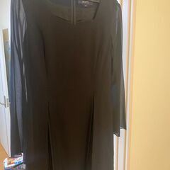 女性用の黒いワンピースを3着、サイズ9の画像