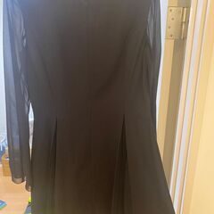 女性用の黒いワンピースを3着、サイズ9の画像