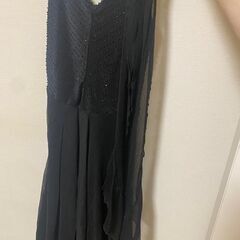 女性用の黒いワンピースを3着、サイズ9の画像