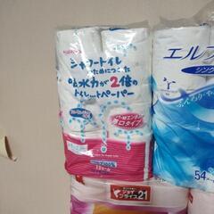 トイレットペーパーとティッシュ　72ロールと二箱の画像