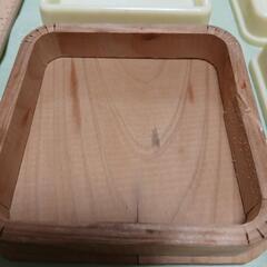木製1ケとプラスチック製3ケの三宝、三方、餅かざりのセットの画像