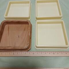 木製1ケとプラスチック製3ケの三宝、三方、餅かざりのセットの画像