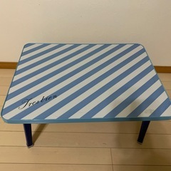 小さいミニテーブルの画像