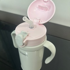 ストローマグ(水筒)とスタイ(食事用エプロン)の画像