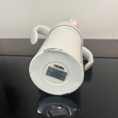 ストローマグ(水筒)とスタイ(食事用エプロン)の画像