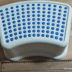 IKEA 踏み台、小椅子の画像