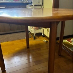 お話中丸テーブルの画像