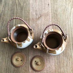 レトロ茶器2個とコースターなどの画像