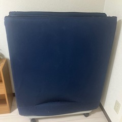早期引き取り希望！ネイビー 折りたたみベッドの画像