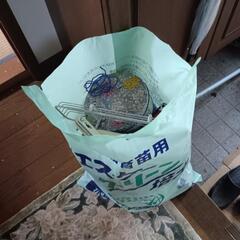 ジャンクテレビと鉄くず3袋の画像