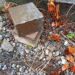 コンクリートブロックとコンクリート土台の画像