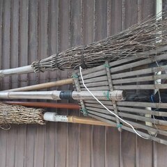 逗子 無料あげます ほうき 竹ぼうき 竹ボーキ 清掃用品 竹箒 芝生 道路 落ち葉 掃除 竹製 竹箒(ほうき) 熊手(くまで) 箕(み)  竹伊の画像