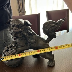 玉乗り狛犬の置物の画像
