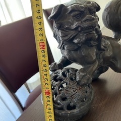 玉乗り狛犬の置物の画像