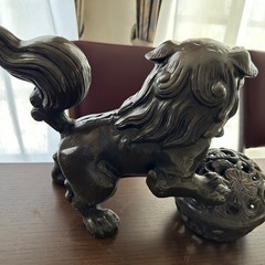 玉乗り狛犬の置物の画像