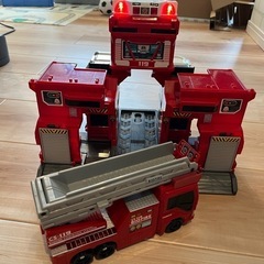ビッグファイヤー&コマンドステーション　トミカ消防署の画像