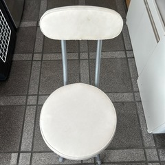 折りたたみテーブルと椅子の画像
