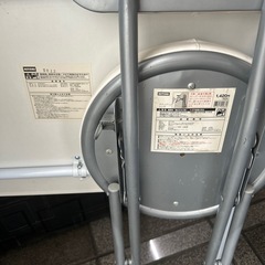 折りたたみテーブルと椅子の画像