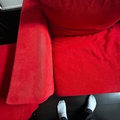 赤いソファ、布張りです。の画像